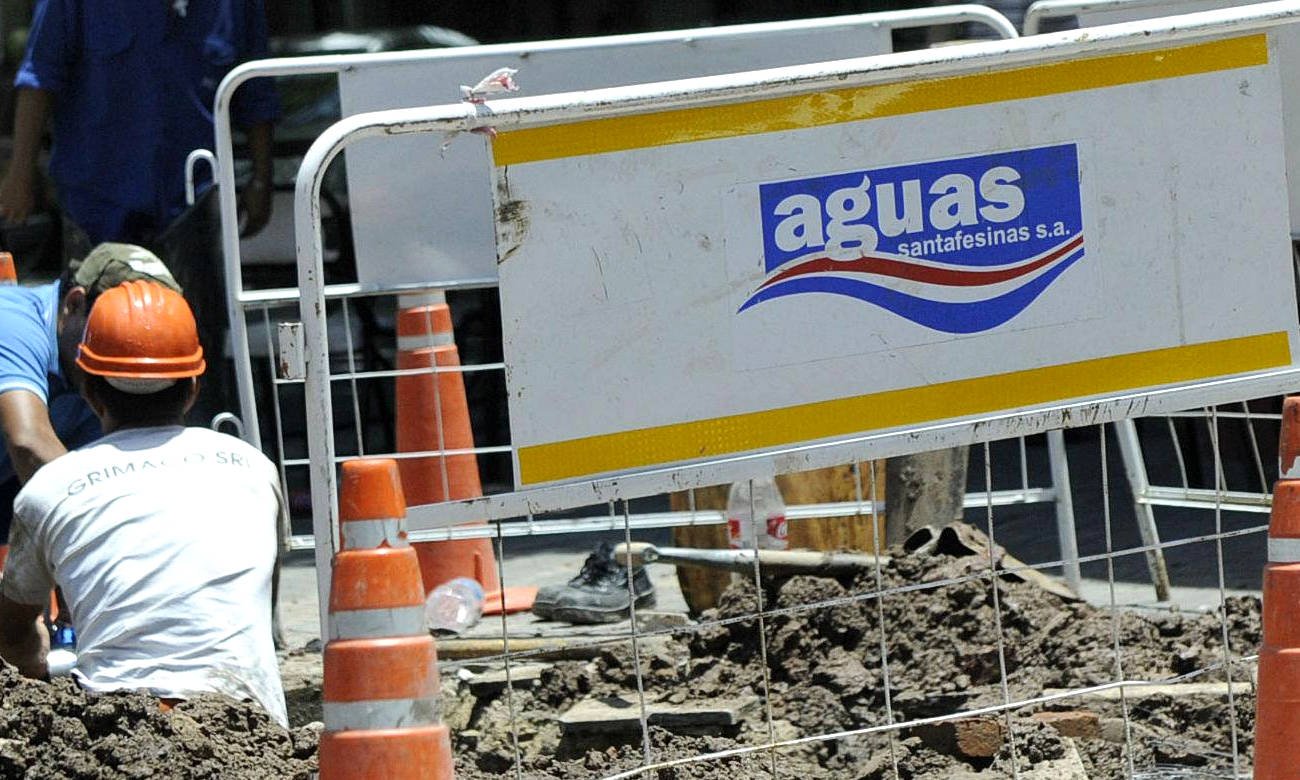 Personal de Aguas Santafesinas realiza trabajos sobre la red de distribución de agua potable en la ciudad de Santa Fe.
