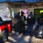 Personal de la Policía de Investigaciones durante un allanamiento realizado en la ciudad de Santa Fe.