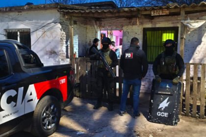 Personal de la Policía de Investigaciones durante un allanamiento realizado en la ciudad de Santa Fe.