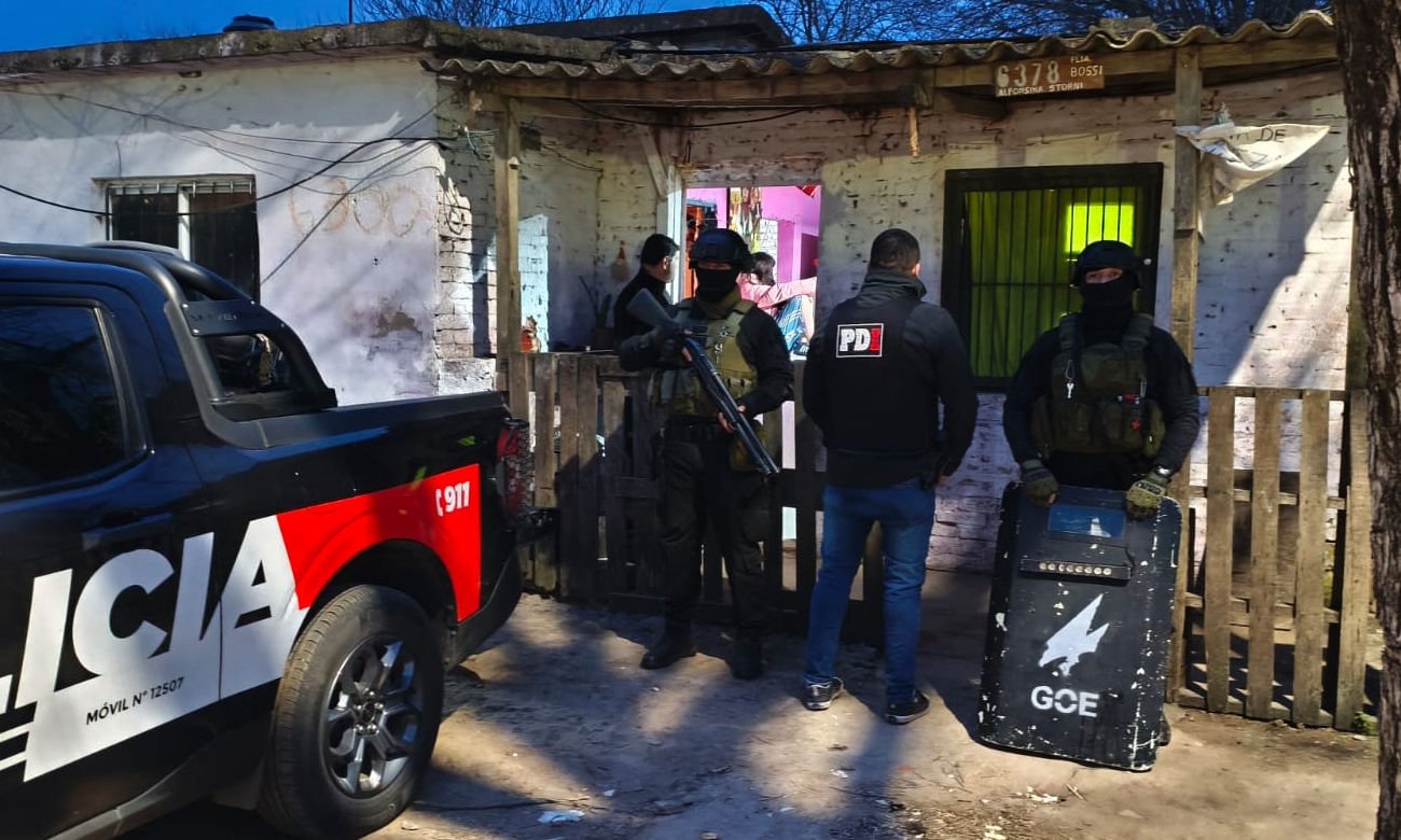 Personal de la Policía de Investigaciones durante un allanamiento realizado en la ciudad de Santa Fe.