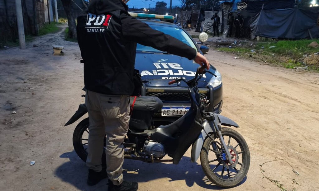 La motocicleta Corven secuestrada durante el allanamiento, que tenía un pedido de secuestro activo.