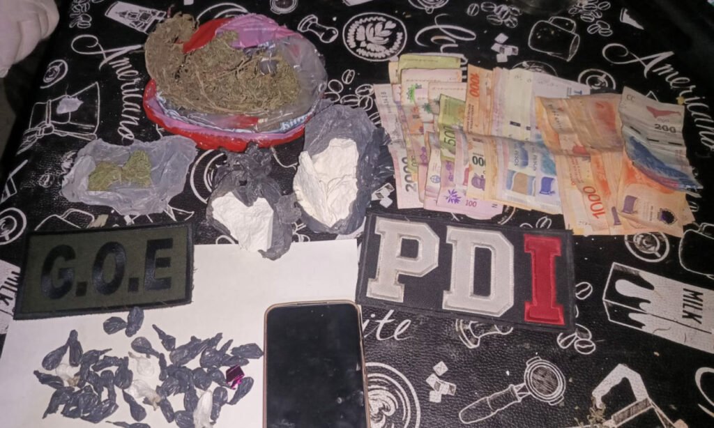 Parte de los elementos incautados por la PDI durante el procedimiento, entre ellos droga, dinero y un teléfono celular.