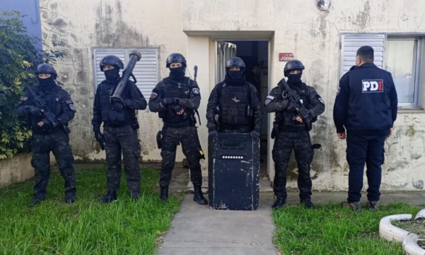 La Policía de Investigaciones realizó procedimientos vinculados a investigaciones por presunta comercialización de estupefacientes en la provincia de Santa Fe.