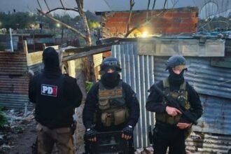 Operativo de la Policía de Investigaciones de Santa Fe durante un procedimiento judicial.