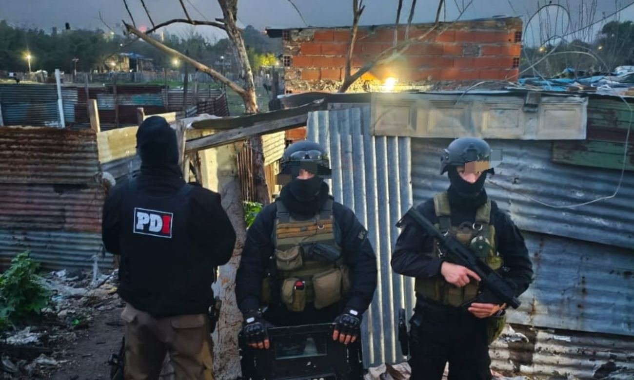 Operativo de la Policía de Investigaciones de Santa Fe durante un procedimiento judicial.