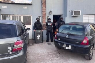 Personal de la Policía de Investigaciones (PDI) durante un procedimiento realizado en la ciudad de Santa Fe. Foto de archivo.