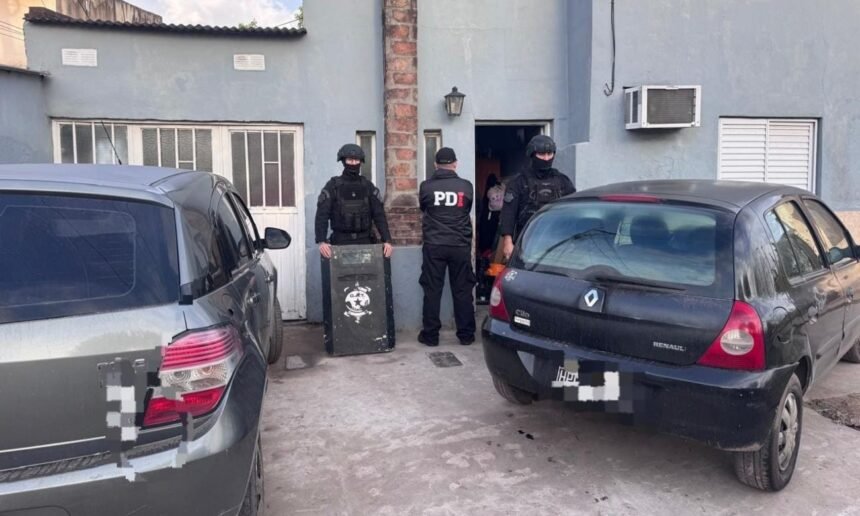 Personal de la Policía de Investigaciones (PDI) durante un procedimiento realizado en la ciudad de Santa Fe. Foto de archivo.