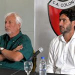 José Alonso, presidente del Club Atlético Colón, junto a Diego Colotto, director deportivo de la institución, durante una conferencia de prensa en la sede del club. Foto de archivo.