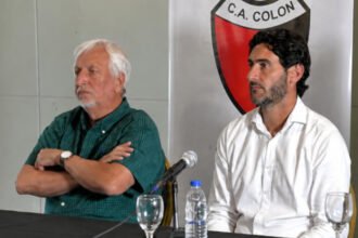 José Alonso, presidente del Club Atlético Colón, junto a Diego Colotto, director deportivo de la institución, durante una conferencia de prensa en la sede del club. Foto de archivo.