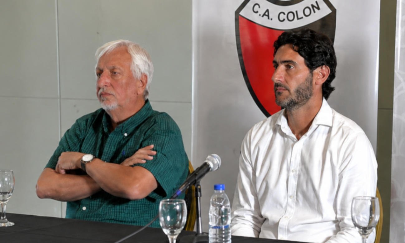 José Alonso, presidente del Club Atlético Colón, junto a Diego Colotto, director deportivo de la institución, durante una conferencia de prensa en la sede del club. Foto de archivo.