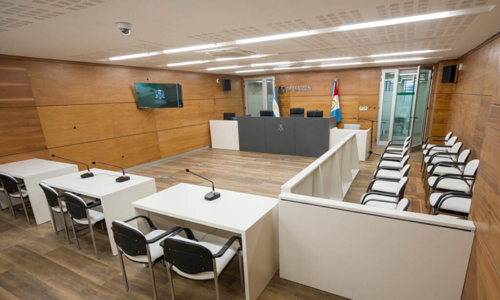 Una de las salas de audiencias del nuevo Anexo del Poder Judicial de Santa Fe, preparado para el funcionamiento del fuero penal. Foto: archivo.