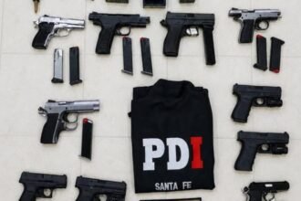 Armas de fuego secuestradas por la Policía de Investigaciones (PDI) durante un procedimiento en la ciudad de Santa Fe.