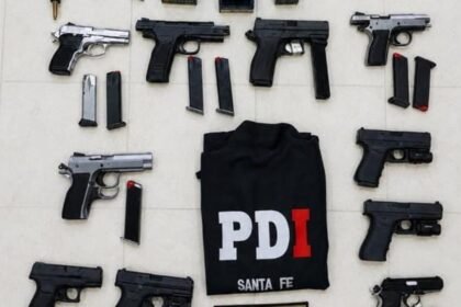Armas de fuego secuestradas por la Policía de Investigaciones (PDI) durante un procedimiento en la ciudad de Santa Fe.