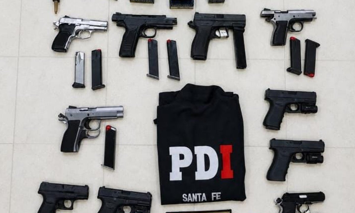 Armas de fuego secuestradas por la Policía de Investigaciones (PDI) durante un procedimiento en la ciudad de Santa Fe.