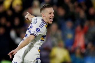 Santiago Ascacibar celebra uno de sus goles con la camiseta de Boca durante un partido