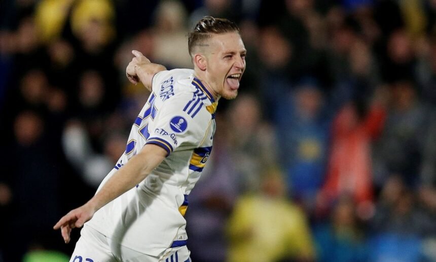 Santiago Ascacibar celebra uno de sus goles con la camiseta de Boca durante un partido