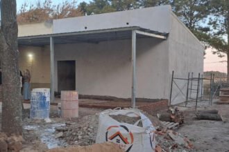 Avanza la construcción de una nueva aula en la Escuela Agrotécnica de la ciudad de San Justo, como parte del plan de ampliación de la infraestructura educativa en el departamento.