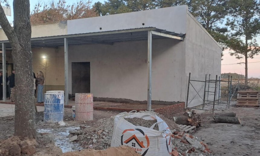 Avanza la construcción de una nueva aula en la Escuela Agrotécnica de la ciudad de San Justo, como parte del plan de ampliación de la infraestructura educativa en el departamento.
