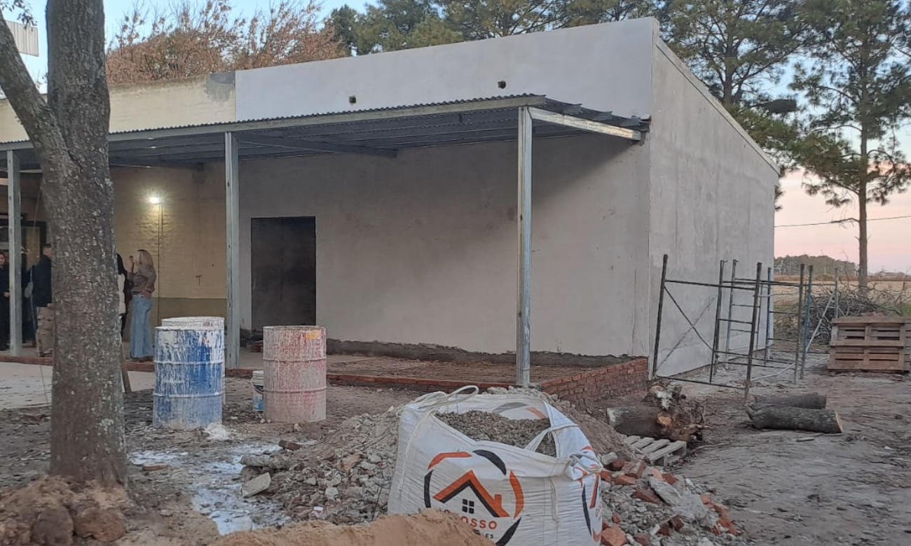Avanza la construcción de una nueva aula en la Escuela Agrotécnica de la ciudad de San Justo, como parte del plan de ampliación de la infraestructura educativa en el departamento.