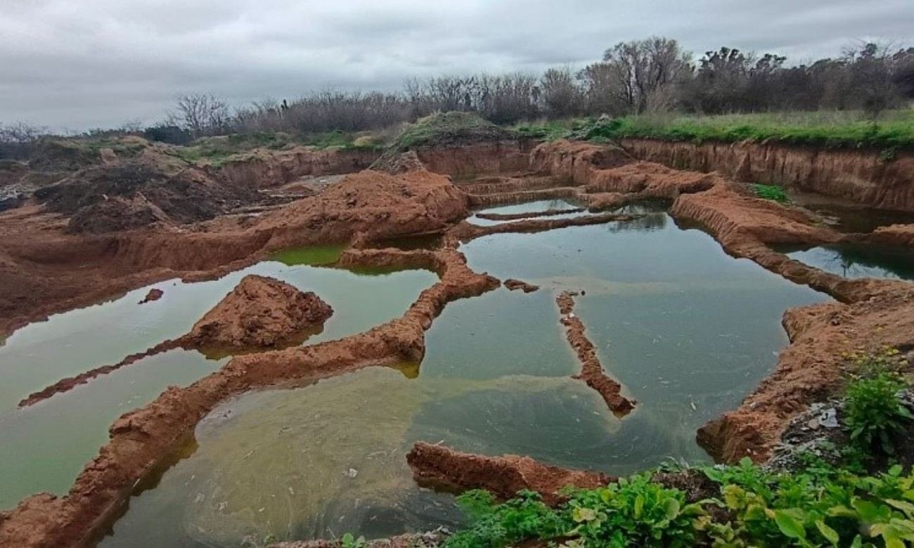 Excavaciones y movimientos de suelo realizados en el predio de la zona oeste, donde se detectaron irregularidades y posibles daños ambientales. Foto: gentileza.