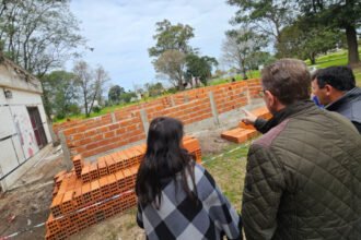 Rodrigo Borla durante una recorrida por obras de infraestructura y establecimientos educativos del departamento San Justo. Foto de archivo.