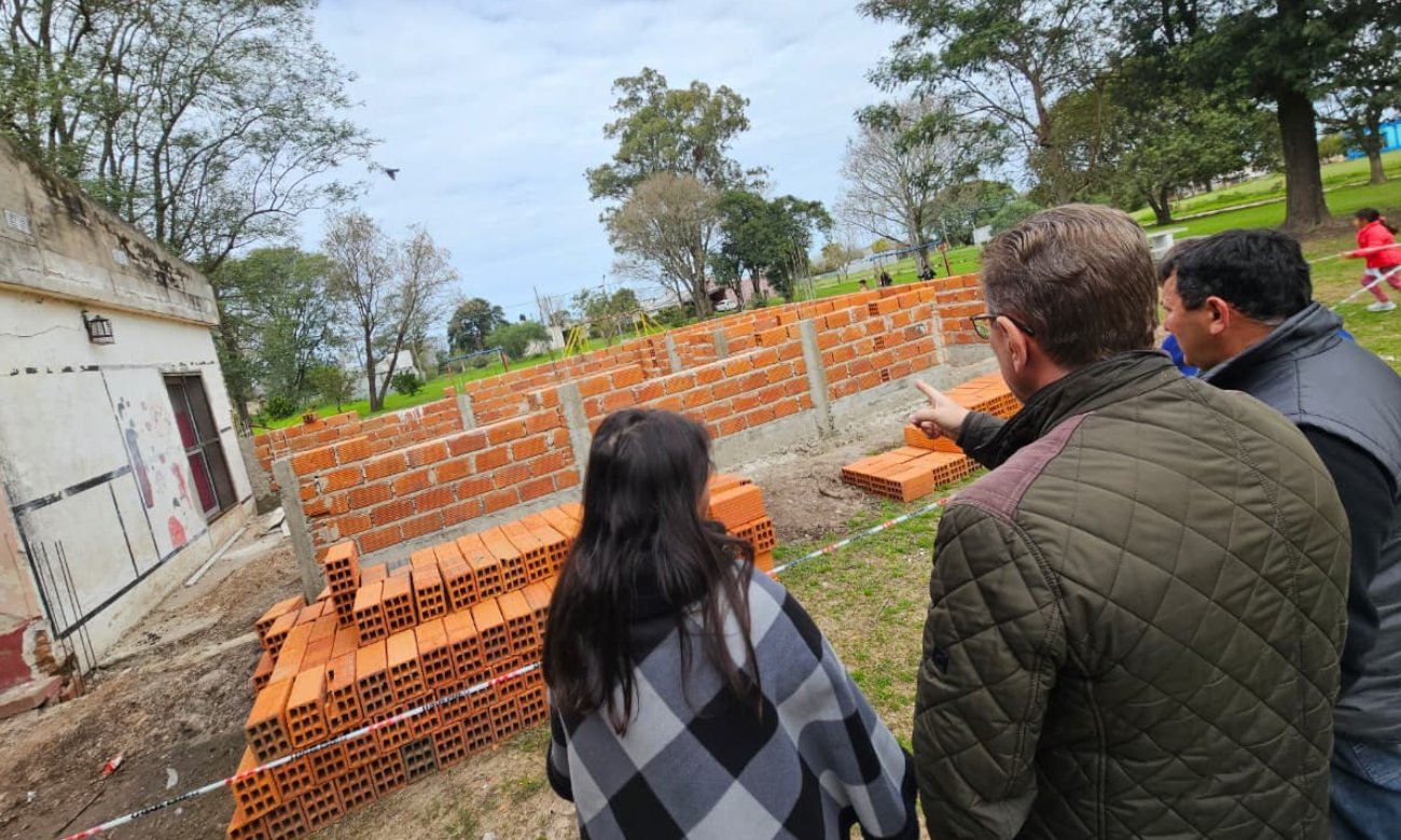 Rodrigo Borla durante una recorrida por obras de infraestructura y establecimientos educativos del departamento San Justo. Foto de archivo.