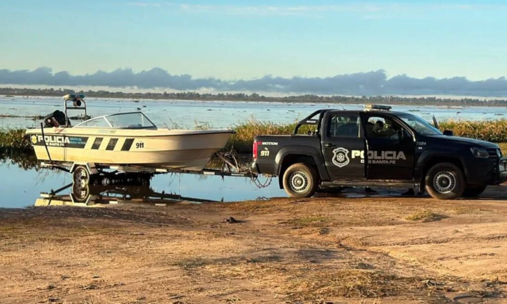 Personal policial y equipos de rescate trabajan en la búsqueda del kitesurfista desaparecido en la zona de El Chaquito, Monte Vera. Foto: Gentileza.