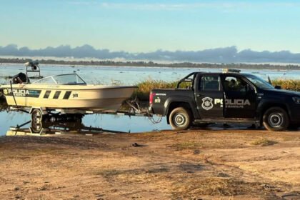 Personal policial y equipos de rescate trabajan en la búsqueda del kitesurfista desaparecido en la zona de El Chaquito, Monte Vera. Foto: Gentileza.