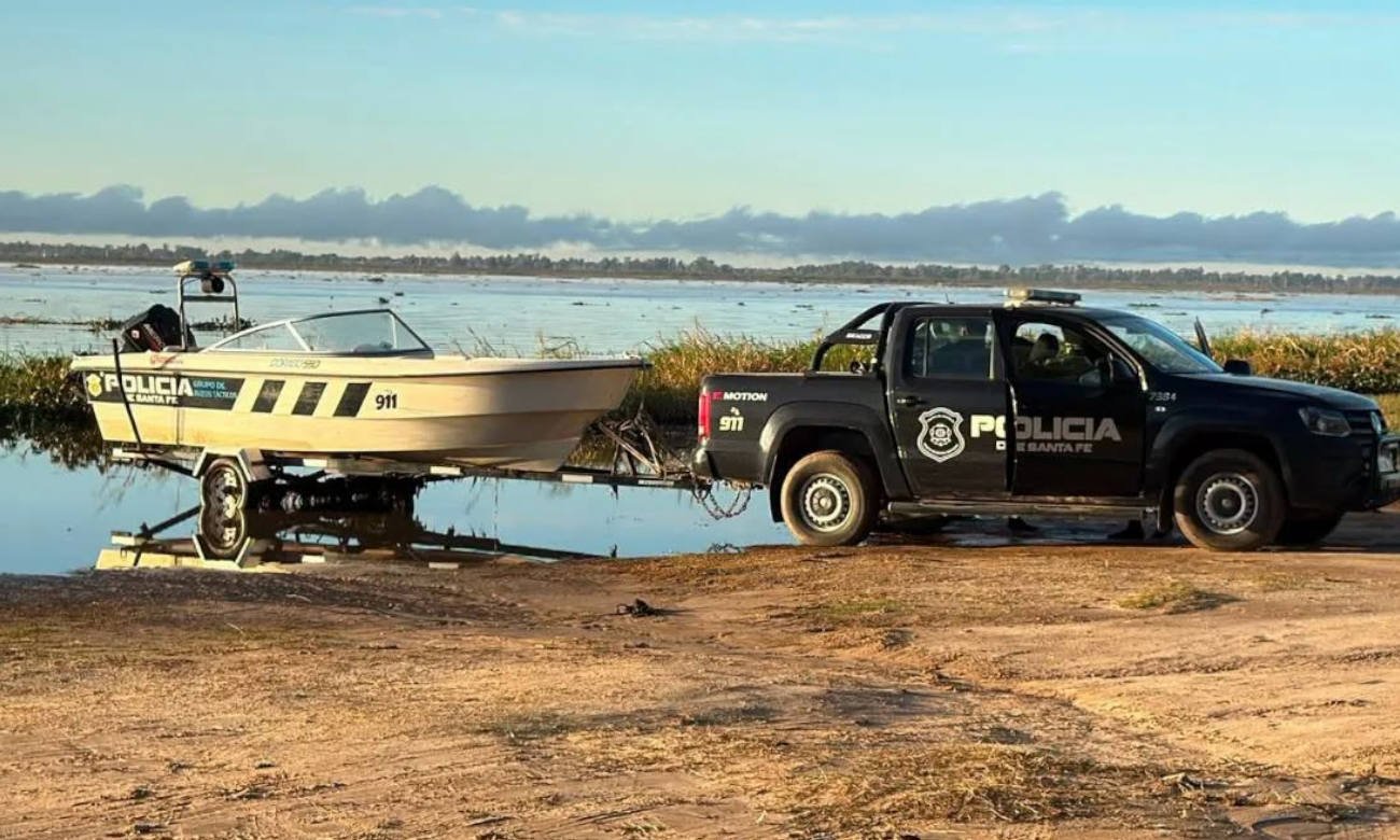 Personal policial y equipos de rescate trabajan en la búsqueda del kitesurfista desaparecido en la zona de El Chaquito, Monte Vera. Foto: Gentileza.
