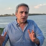 Oscar “Cachi” Martínez durante una recorrida por sectores costeros de Santa Fe, donde analizó el estado de las defensas y obras de infraestructura hídrica. Foto de archivo.