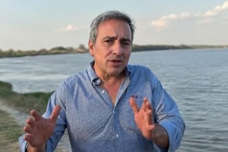 Oscar “Cachi” Martínez durante una recorrida por sectores costeros de Santa Fe, donde analizó el estado de las defensas y obras de infraestructura hídrica. Foto de archivo.