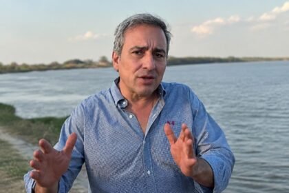 Oscar “Cachi” Martínez durante una recorrida por sectores costeros de Santa Fe, donde analizó el estado de las defensas y obras de infraestructura hídrica. Foto de archivo.
