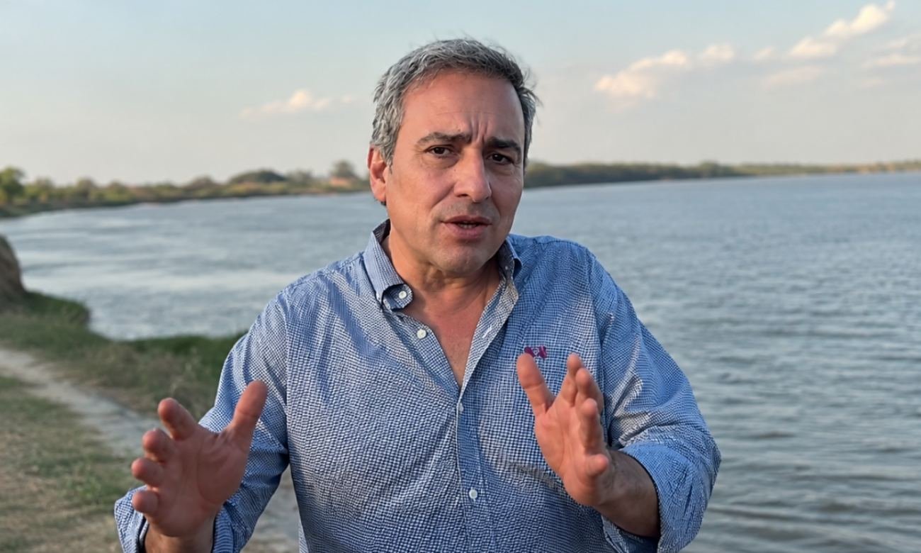 Oscar “Cachi” Martínez durante una recorrida por sectores costeros de Santa Fe, donde analizó el estado de las defensas y obras de infraestructura hídrica. Foto de archivo.