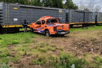 Camioneta de Protección Civil Provincial accidentada tras impactar contra una formación ferroviaria en San Justo. Foto: gentileza.