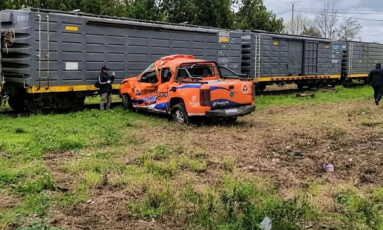 Camioneta de Protección Civil Provincial accidentada tras impactar contra una formación ferroviaria en San Justo. Foto: gentileza.