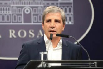 Luis Caputo, ministro de Economía de la Nación, durante una actividad oficial. Foto de archivo.