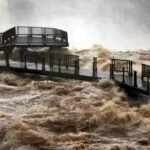 La Garganta del Diablo durante un período de crecida del río Iguazú. El aumento del caudal modifica las condiciones de acceso y puede requerir medidas preventivas para resguardar la infraestructura del Parque Nacional Iguazú. Foto de archivo.