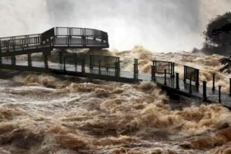 La Garganta del Diablo durante un período de crecida del río Iguazú. El aumento del caudal modifica las condiciones de acceso y puede requerir medidas preventivas para resguardar la infraestructura del Parque Nacional Iguazú. Foto de archivo.