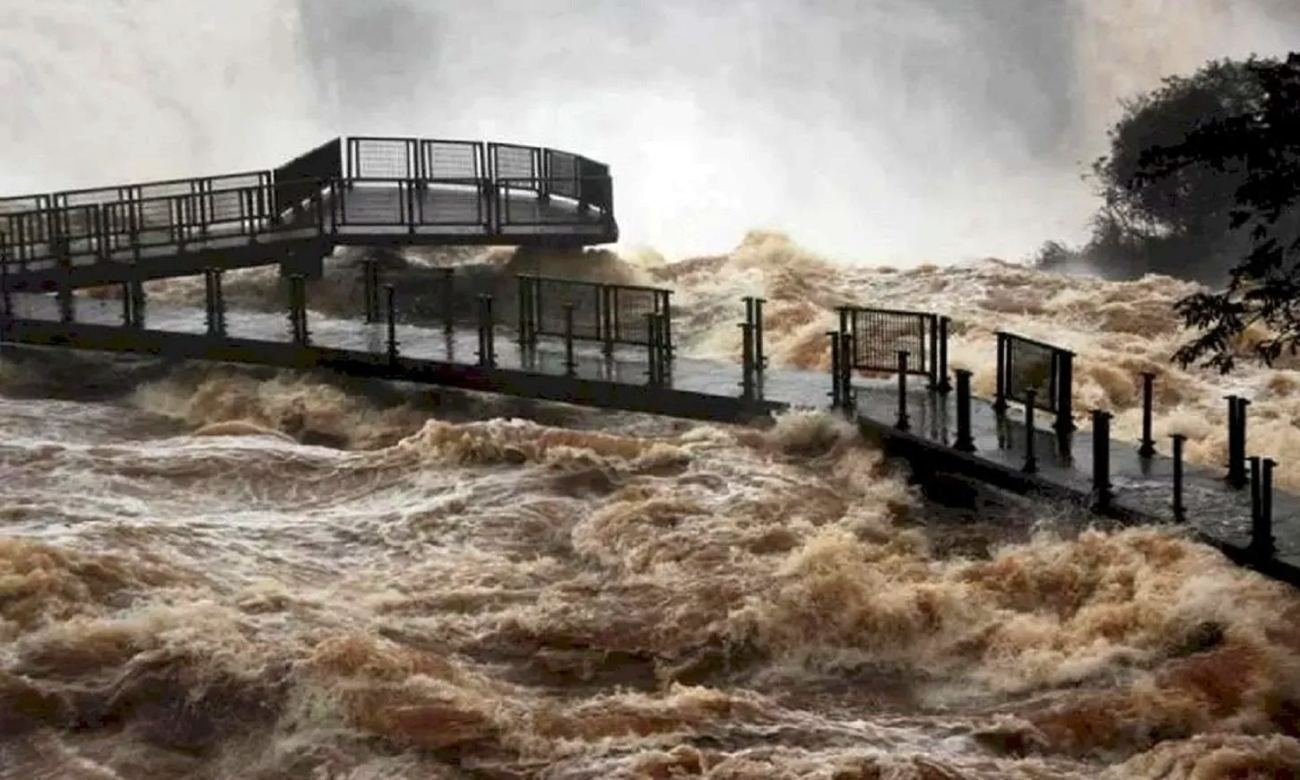 La Garganta del Diablo durante un período de crecida del río Iguazú. El aumento del caudal modifica las condiciones de acceso y puede requerir medidas preventivas para resguardar la infraestructura del Parque Nacional Iguazú. Foto de archivo.