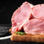 Cortes de carne de cerdo exhibidos para la venta en un comercio. Foto ilustrativa.
