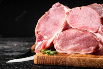 Cortes de carne de cerdo exhibidos para la venta en un comercio. Foto ilustrativa.