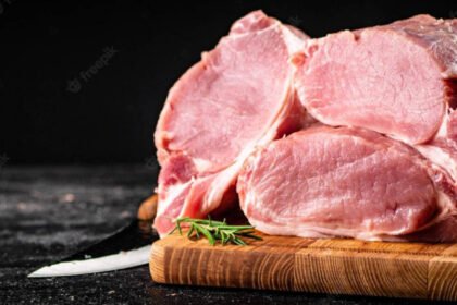 Cortes de carne de cerdo exhibidos para la venta en un comercio. Foto ilustrativa.