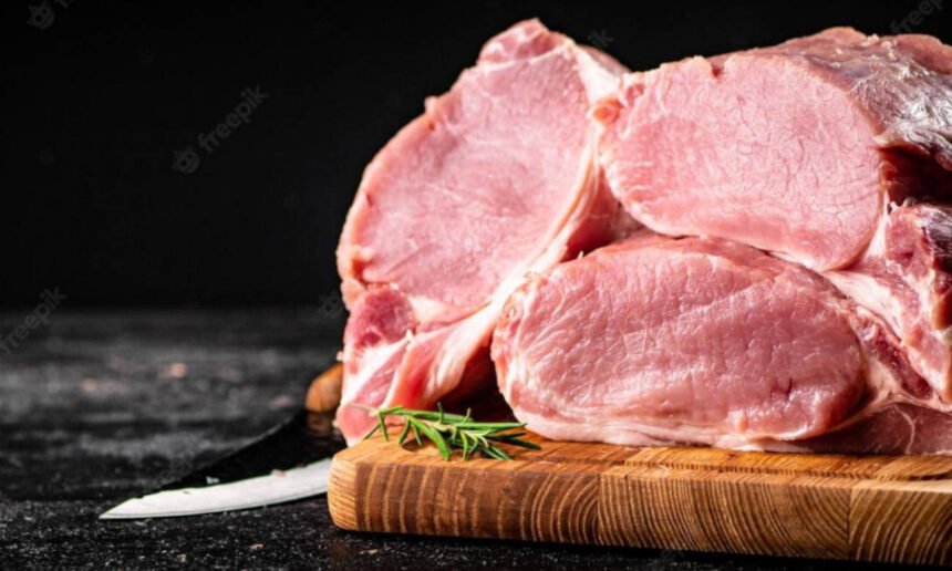 Cortes de carne de cerdo exhibidos para la venta en un comercio. Foto ilustrativa.