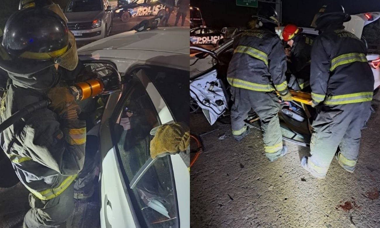 Bomberos trabajaron en el rescate de uno de los conductores que quedó atrapado tras el choque ocurrido en el rulo de Cilsa, en la ciudad de Santa Fe.