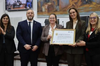Renata Reinheimer recibió el reconocimiento como Santafesina Destacada durante un acto realizado en el recinto del Concejo Municipal de Santa Fe.