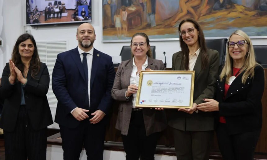 Renata Reinheimer recibió el reconocimiento como Santafesina Destacada durante un acto realizado en el recinto del Concejo Municipal de Santa Fe.