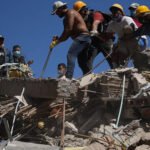 Equipos de emergencia trabajan en una zona afectada por un terremoto en Colombia.