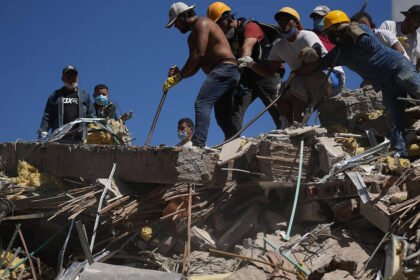 Equipos de emergencia trabajan en una zona afectada por un terremoto en Colombia.