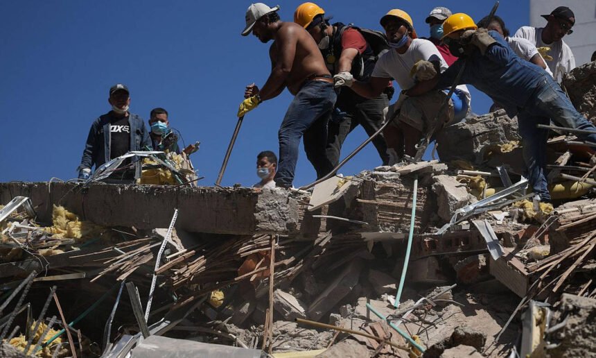 Equipos de emergencia trabajan en una zona afectada por un terremoto en Colombia.