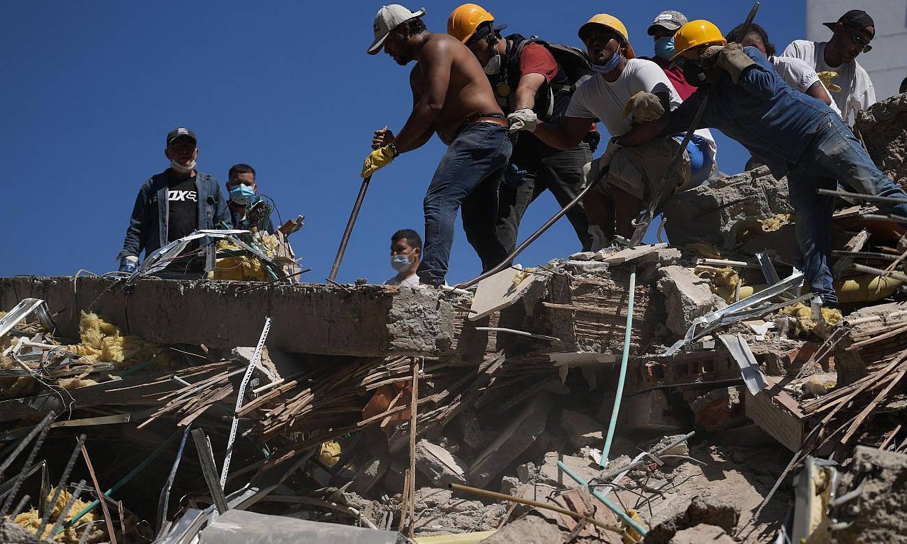 Equipos de emergencia trabajan en una zona afectada por un terremoto en Colombia.